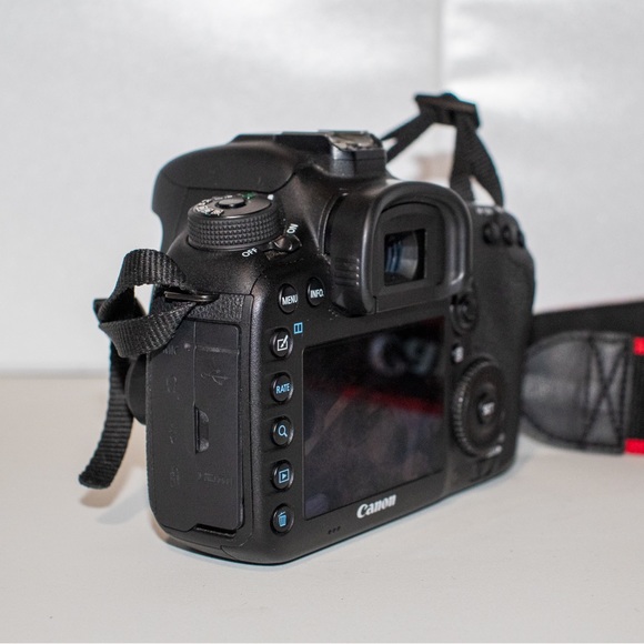 Canon EOS 7d Mark II Camera Bundle - Picture 4 of 16